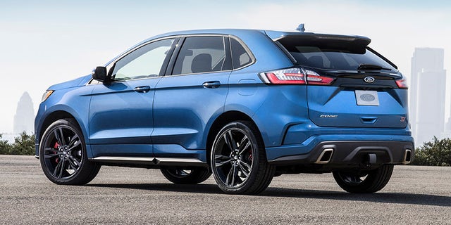 The Edge ST features aggressive bodywork and 21-inch wheels with summer performance tires.