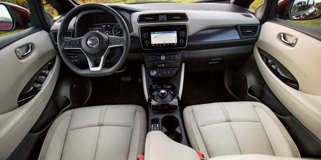 La toute-nouvelle Nissan LEAF 2018 établie de nouveaux standards dans le segment en pleine croissance des véhicules électriques en offrant aux clients une plus grande automonie, de nouvelles technologies dernier cri et un tout nouveau design. Modèle américain illustré