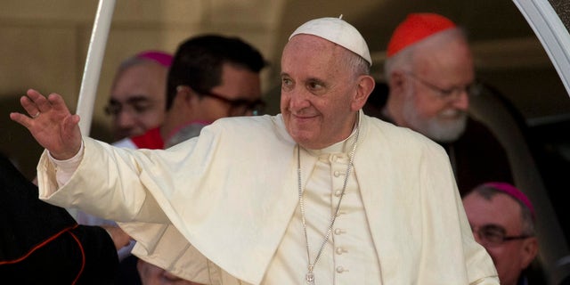 프란치스코 교황이 2015년 9월 20일 일요일 쿠바 아바나에서 젊은이들과 모임을 마치고 떠나고 있다.