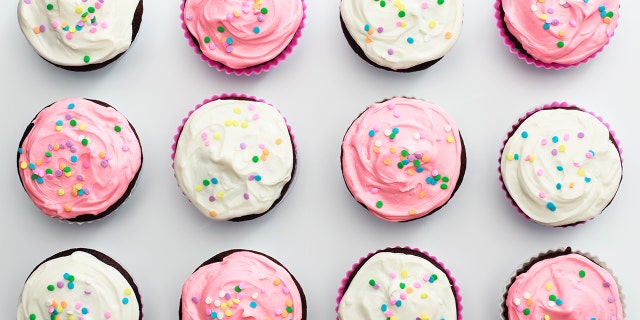 Prvi u svijetu "ATM cupcake" Otvorena je 6. ožujka 2012. u Sprinkles Bakery lokaciji na Beverly Hillsu, prema njihovoj web stranici.