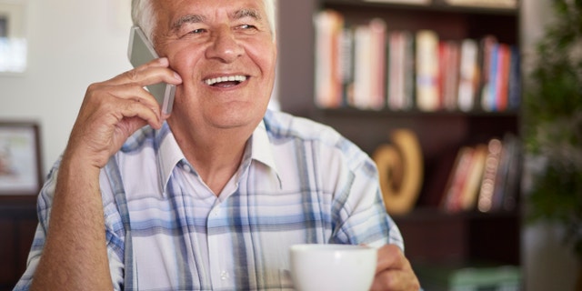 A group of high school students in Canada have created a hotline on Friday offering positive messages or simply a joke for seniors stuck in isolation during the coronavirus pandemic.<br data-cke-eol="1">