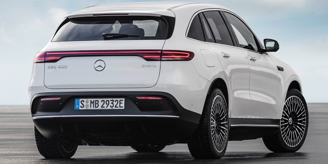Mercedes-Benz EQC 400 4MATIC, (BR N293) / designo Diamantweià bright / Exterior: AMG Line / Interior: AMG Line / Der neue Mercedes-Benz EQC - der erste Mercedes-Benz der Produkt- und Technologiemarke EQ. Mit seinem nahtlosen klaren Design ist der EQC ein Vorreiter einer avantgardistischen Elektro-Ãsthetik mit wegweisenden Designdetails und markentypischen Farbakzenten auÃen wie innen. / Der neue Mercedes-Benz ECQ (Stromverbrauch kombiniert: 22,2 kWh/100 km; CO2 Emissionen kombiniert: 0 g/km, Angaben vorläufig) // Mercedes-Benz EQC 400 4MATIC, (BR N293) / designo diamond white bright / Exterior: AMG Line / Interior: AMG Line / The new Mercedes-Benz EQC - the first Mercedes-Benz under the product and technology brand EQ. With its seamless, clear design, the EQC is a pioneer for an avant-garde electric look with trailblazing design details and colour highlights typical of the brand both inside and out. / The new Mercedes-Benz EQC (combined power consumption: 22.2 kWh/100 km; combined CO2 emissions: 0 g/km, provisional figures)