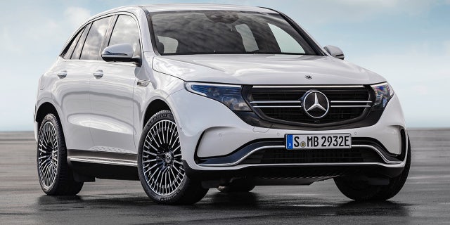 Mercedes-Benz EQC 400 4MATIC, (BR N293) / designo Diamantweià bright / Exterior: AMG Line / Interior: AMG Line / Der neue Mercedes-Benz EQC - der erste Mercedes-Benz der Produkt- und Technologiemarke EQ. Mit seinem nahtlosen klaren Design ist der EQC ein Vorreiter einer avantgardistischen Elektro-Ãsthetik mit wegweisenden Designdetails und markentypischen Farbakzenten auÃen wie innen. / Der neue Mercedes-Benz ECQ (Stromverbrauch kombiniert: 22,2 kWh/100 km; CO2 Emissionen kombiniert: 0 g/km, Angaben vorläufig) // Mercedes-Benz EQC 400 4MATIC, (BR N293) / designo diamond white bright / Exterior: AMG Line / Interior: AMG Line / The new Mercedes-Benz EQC - the first Mercedes-Benz under the product and technology brand EQ. With its seamless, clear design, the EQC is a pioneer for an avant-garde electric look with trailblazing design details and colour highlights typical of the brand both inside and out. / The new Mercedes-Benz EQC (combined power consumption: 22.2 kWh/100 km; combined CO2 emissions: 0 g/km, provisional figures)