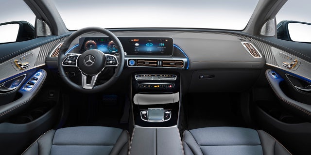 Mercedes-Benz EQC 400 4MATIC, (BR N293) / Hightechsilber / Interior: Electric Art / Der neue Mercedes-Benz EQC - der erste Mercedes-Benz der Produkt- und Technologiemarke EQ. Mit seinem nahtlosen klaren Design ist der EQC ein Vorreiter einer avantgardistischen Elektro-Ãsthetik mit wegweisenden Designdetails und markentypischen Farbakzenten auÃen wie innen. / Der EQC erhält das wegweisende Multimediasystem MBUX - Mercedes-Benz User Experience, ergänzt um zahlreiche EQ spezifische Inhalte wie beispielsweise die Anzeige von Reichweite, Ladezustand und Energiefluss. EQ optimierte Navigation, Fahrprogramme, Ladestrom und Abfahrtszeit lassen sich ebenfalls über MBUX bedienen und einstellen. / Der neue Mercedes-Benz ECQ (Stromverbrauch kombiniert: 22,2 kWh/100 km; CO2 Emissionen kombiniert: 0 g/km, Angaben vorläufig) // Mercedes-Benz EQC 400 4MATIC, (BR N293) / hightech silver / Interior: Electric Art / The new Mercedes-Benz EQC - the first Mercedes-Benz under the product and technology brand EQ. With its seamless, clear design, the EQC is a pioneer for an avant-garde electric look with trailblazing design details and colour highlights typical of the brand both inside and out. / The EQC features the innovative multimedia system MBUX - Mercedes-Benz User Experience - which has numerous EQ-specific functions such as the display of range, charge status and energy flow. EQ-optimised navigation, driving modes, charging current and departure time can also be controlled and set via MBUX. / The new Mercedes-Benz EQC (combined power consumption: 22.2 kWh/100 km; combined CO2 emissions: 0 g/km, provisional figures)