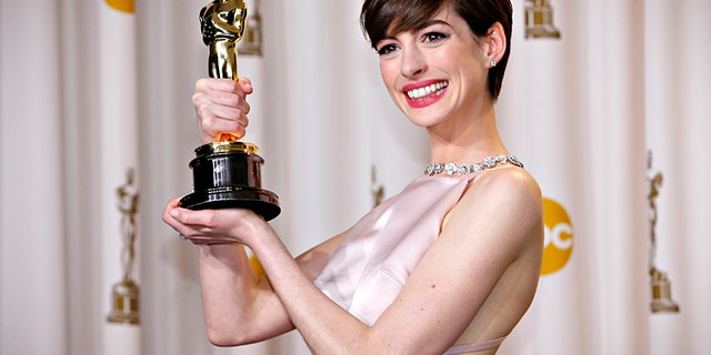 Anne Hathaway holds her Oscar for winning Best Supporting Actress for her role in "Les Miserables" at the 85th Academy Awards in Hollywood, California February 24, 2013. REUTERS/Mike Blake (UNITED STATES TAGS: - Tags: ENTERTAINMENT) (OSCARS-BACKSTAGE)