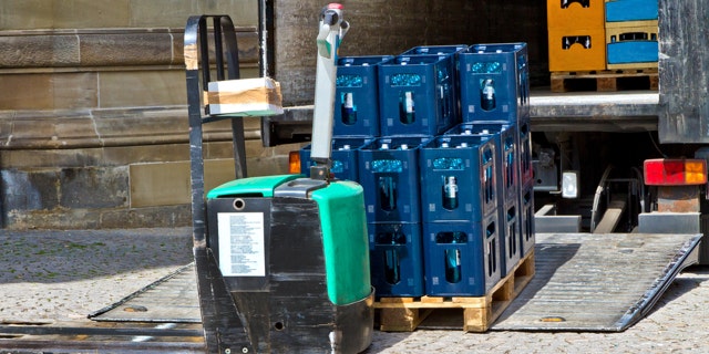 Beverage delivery to a restaurant with lorry and lifting cart
