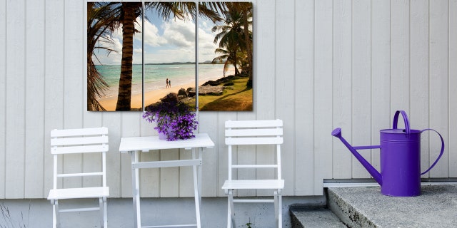 Relax on the porch - Arrangement of chairs, table and flowers - White and purple