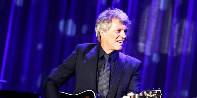 O cantor Jon Bon Jovi foi forçado a cancelar sua apresentação depois que seu teste deu positivo para COVID-19.