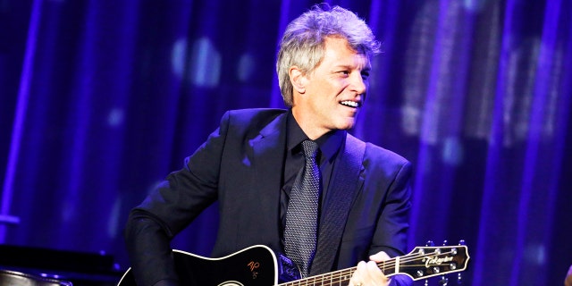 O cantor Jon Bon Jovi foi forçado a cancelar sua apresentação depois que seu teste deu positivo para COVID-19.