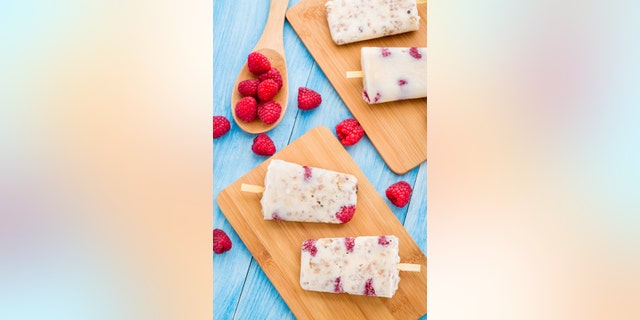 Frozen yogurt popsicles with oats and raspberries