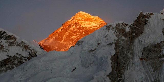 Fotografía de archivo del 12 de noviembre de 2015 del Monte Everest visto desde Kalapatthar, Nepal. (AP Foto/Tashi Sherpa, Archivo)