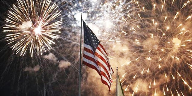 آتش بازی پشت پرچم ایالات متحده در طول جشن چهارم ژوئیه در State Fair Meadowlands، East Rutherford، NJ منفجر شد.