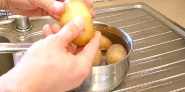Simply use your fingers to take the skin off boiled potatoes with this clever trick.
