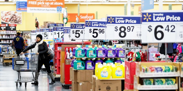 A customer pushes a shopping cart at a Walmart store in Chicago, Illinois, U.S. November 23, 2016. REUTERS/Kamil Krzaczynski - RTST0IQ