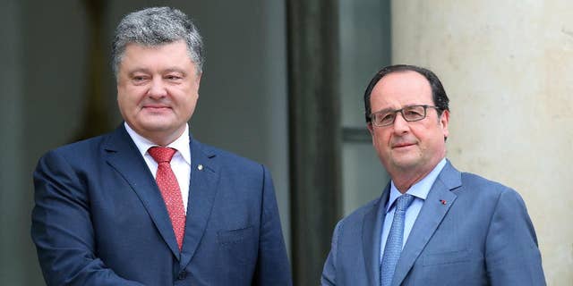 France's President Francois Hollande, right, shakes hand with Ukrainian President Petro Poroshenko, prior to a meeting at the Elysee Palace, in Paris, Tuesday, June 21, 2016. (AP Photo/Thibault Camus)