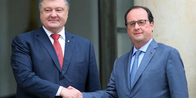 France's President Francois Hollande, right, shakes hand with Ukrainian President Petro Poroshenko, prior to a meeting at the Elysee Palace, in Paris, Tuesday, June 21, 2016. (AP Photo/Thibault Camus)