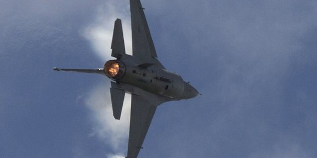 A U.S. Air Force Viper West demo team F-16 Falcon flies over a military parade as part of the F-AIR COLOMBIA 2011 air festival in Rionegro July 6, 2011. REUTERS/Albeiro Lopera (COLOMBIA - Tags: TRANSPORT MILITARY)
