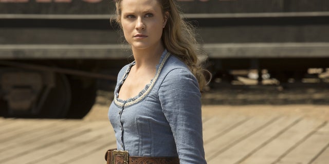 En esta imagen difundida por HBO, Evan Rachel Wood en una escena de "Westworld", que recibió 22 nominaciones a los premios Emmy el jueves 15 de julio del 2017, incluyendo a mejor serie de drama y mejor actriz. (John P. Johnson/HBO via AP)