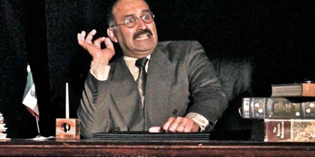 Alfredo Huereca in "Cayendo con Victoriano"