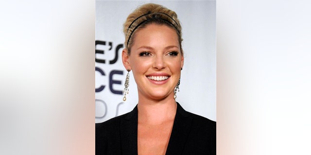 ** FILE ** In this Jan. 7, 2009 file photo, Katherine Heigl poses backstage with the favorite comedy movie award for "27 Dresses" at the 35th Annual People's Choice Awards in Los Angeles. (AP Photo/Chris Pizzello, file)