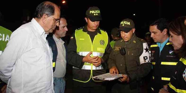 Cali Mayor Rodrigo Guerrero meets with police.