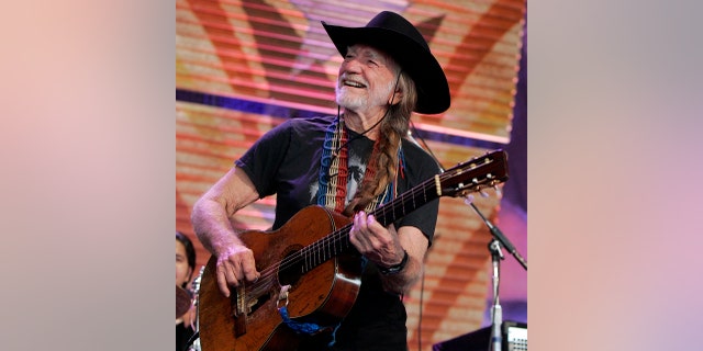 Willie Nelson berbicara tentang almarhum temannya, Kenny Rogers.