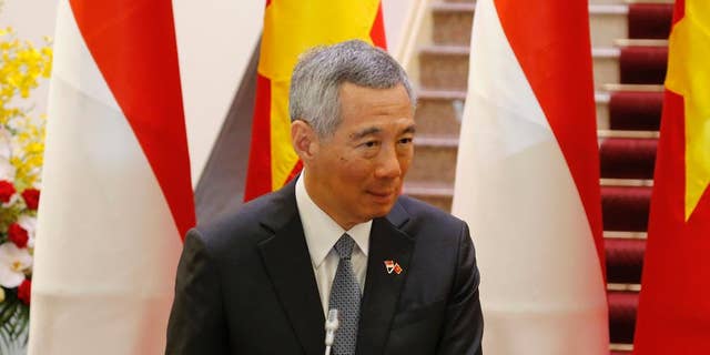 Singapore Prime Minister Lee Hsien Loong speaks during a joint press briefing with his Vietnamese counterpart Nguyen Xuan Phuc in Hanoi, Vietnam, jueves, marzo 23, 2017. Lee is on a four-day visit to Vietnam to boost bilateral ties. (AP Photo/Tran Van Minh)