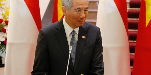 Singapore Prime Minister Lee Hsien Loong speaks during a joint press briefing with his Vietnamese counterpart Nguyen Xuan Phuc in Hanoi, Vietnam, jueves, marzo 23, 2017. Lee is on a four-day visit to Vietnam to boost bilateral ties. (AP Photo/Tran Van Minh)