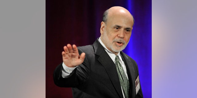 Dans cette photo d'archive du 10 mai 2013, le président de la Réserve fédérale, Ben Bernanke, fait ses adieux après avoir pris la parole lors d'une conférence bancaire à Chicago. (AP Photo/Paul Beaty, Dossier)