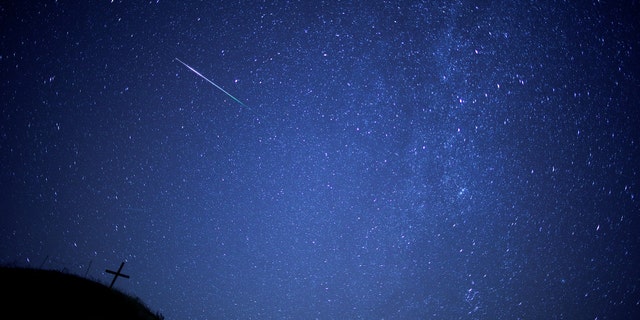 2018年8月12日,奥地利格罗斯穆格的英仙座流星雨期间,流星在利贝格山上方的夜空上流经银河系。