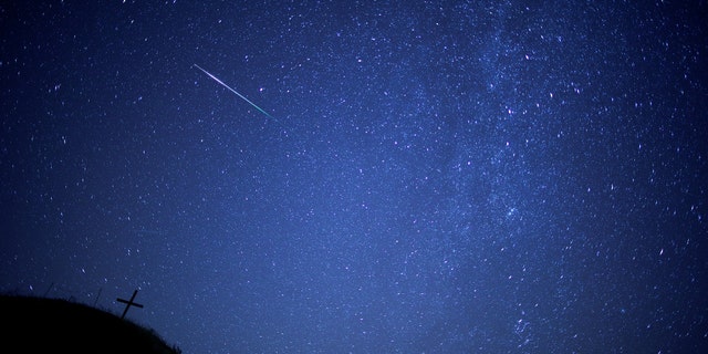 2018年8月12日，奥地利格罗斯穆格的英仙座流星雨期间，流星在利贝格山上方的夜空上流经银河系。