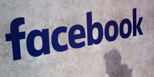 ARCHIVO- En esta fotografÃa del 17 de enero de 2017 se muestra el logotipo de Facebook en una reunión de pequeñas empresas en ParÃs. (AP Foto/Thibault Camus, Archivo)