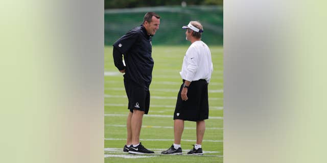 Baltimore Ravens offensive coordinator Gary Kubiak, left, chats with senior offensive assistant Craig Ver Steeg during NFL football training camp, Tuesday, July 22, 2014, at the team's practice facility in Owings Mills, Md. (AP Photo)