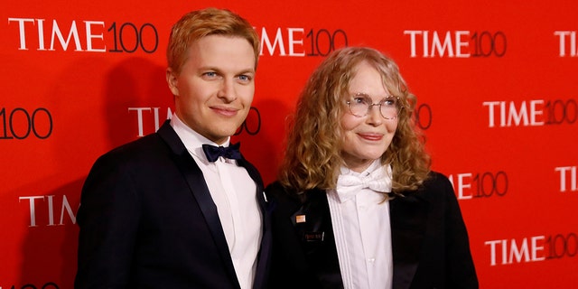 Ronan Farrow and his mother Mia arrive for the TIME 100 Gala in Manhattan, New York, U.S., April 24, 2018. REUTERS/Shannon Stapleton - RC1C9DBB7DC0