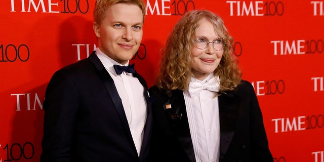 Ronan Farrow and his mother Mia arrive for the TIME 100 Gala in Manhattan, New York, U.S., April 24, 2018. REUTERS/Shannon Stapleton - RC1C9DBB7DC0