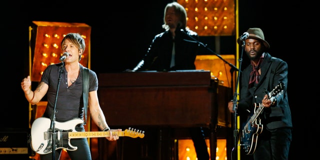 Keith Urban performs "Cop Car" with Gary Clark Jr. at the 56th annual Grammy Awards in Los Angeles, California January 26, 2014. REUTERS/ Mario Anzuoni (UNITED STATES TAGS:ENTERTAINMENT) (GRAMMYS-SHOW) - RTX17WAT