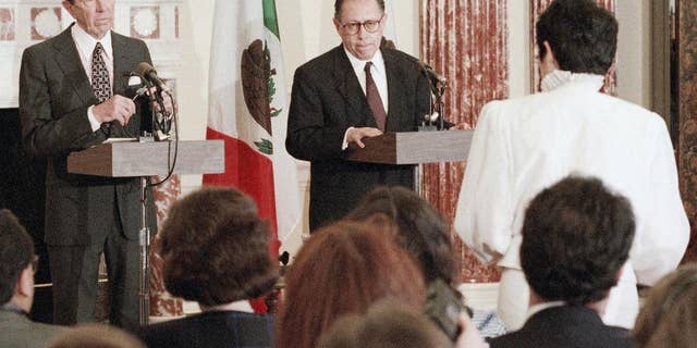 FILE - In this June 21, 1993, file photo, Secretary of State Warren Christopher and Mexico's Secretary for Foreign Affairs Fernando Solana, center, take part in a news conference at the State Department in Washington on Monday, after a meeting of the U.S. Mexico Binational Commission. Solana who was foreign minister for President Carlos Salinas de Gortari from 1988 to 1993, and worked on the free trade agreement that created what was the then the world’s largest free-trade block, died Wednesday, March 23, 2016. (AP Photo/Greg Gibson, File)