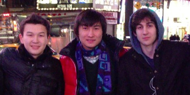 Azamat Tazhayakov, bal, Kadyrbayev, center, Dzhokhar Tsarnaev látható ezen a dátum nélküli fotón. Tazhavakovot elítélték az igazságszolgáltatás akadályozásáért a bombázási nyomozás során.