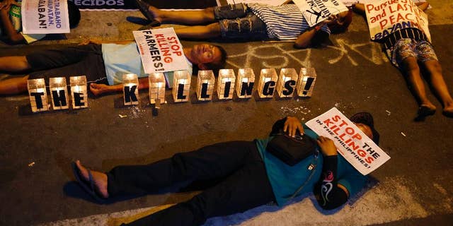Protesters stage a die-in in Manila against "extrajudicial killings" committed under President Rodrigo Duterte's war on drugs, May 8, 2017.