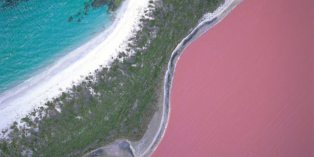 B0P71B Lake Hillier, Recherche Archipelago, Western Australia