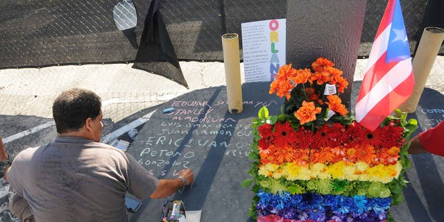 Jose Colon pays his respects for the victims of the Pulse Nightclub shooting.