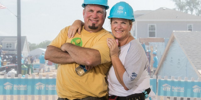 Garth Brooks and Trisha Yearwood help to build a home in South Bend, Indiana through Habitat for Humanity.