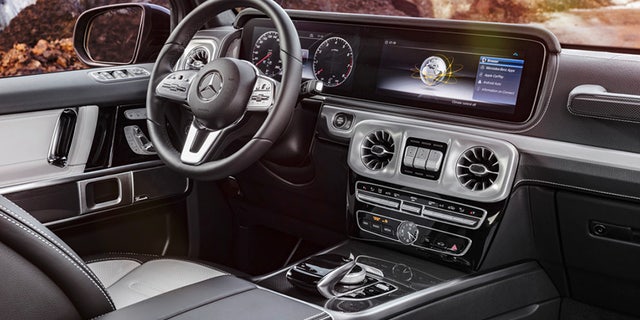 Wie in der neuen E- und S-Klasse kommen als Kombiinstrument auf Wunsch ein groÃes Display mit virtuellen Instrumenten im direkten Blickfeld des Fahrers sowie ein Zentraldisplay über der Mittelkonsole zum Einsatz.
As in the new E and S-Class, an alternative instrument panel in the form of a large display screen showing virtual instruments in the driver's direct field of vision and a central display above the centre console is available as an option.