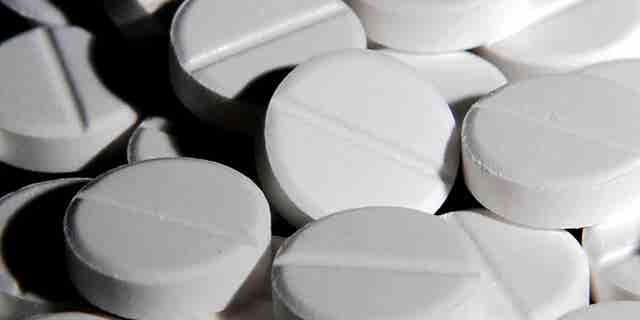Embargoed to 0001 Thursday July 24
File photo dated 08/02/13 of paracetamol tablets. Paracetamol painkillers are no better than a placebo for speeding the recovery of people suffering lower back pain, a study has found. . Issue date: Thursday July 24, 2014. Doctors should now look at whether the over-the-counter drug should be the first choice treatment for people with the hugely debilitating condition, scientists behind the research said. See PA story SCIENCE Paracetamol . Photo credit should read: Joe Giddens/PA Wire