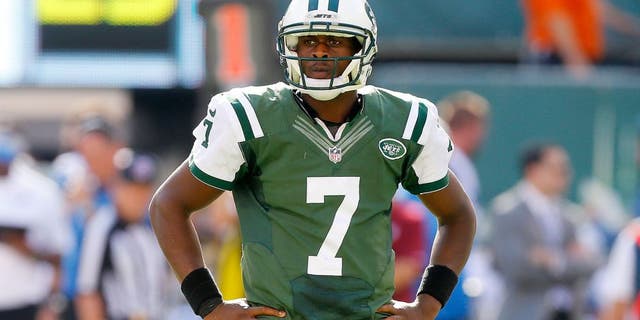 EAST RUTHERFORD, NJ - SEPTEMBER 28: (NEW YORK DAILIES OUT) Geno Smith #7 of the New York Jets in action against the Detroit Lions on September 28, 2014 at MetLife Stadium in East Rutherford, New Jersey. The Lions defeated the Jets 24-17. (Photo by Jim McIsaac/Getty Images)