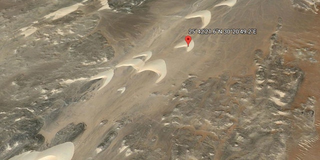 The horns of barchan dunes indicate prevailing winds out of the north (top) in Egypt’s Western Desert near Kharga (25.706⁰, 30.347⁰).