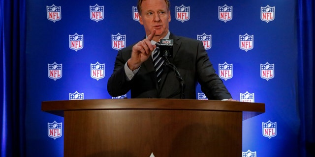 NFL commissioner Roger Goodell speaks during a news conference following the NFL owners autumn meeting in New York City, U.S., October 18, 2017. REUTERS/Brendan McDermid - RC167FB23A80