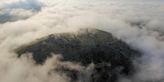 The city’s acropolis is barely visible during a cloudy day on the Thessalian plains (SIA/EFAK/YPPOA).