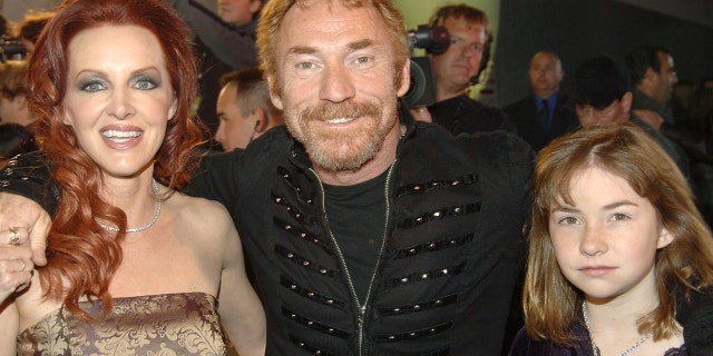 Danny Bonaduce with ex-wife Gretchen and daughter Isabella attend the VH1 "Big in '05" red carpet in 2005.