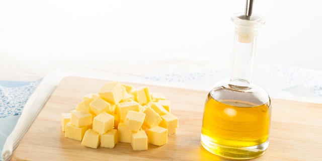 Los investigadores también encontraron que las personas vivían más tiempo cuando reemplazaban 10 gramos por día de manteca, mantequilla, mayonesa y grasas lácteas con aceite de oliva. 